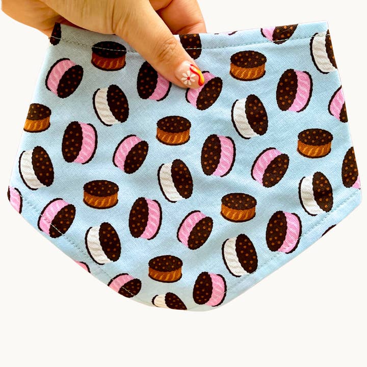 IJssandwich Hondenbandana – Zomer Dessert Huisdier Sjaal voor wholesale door Very Vintage Designs