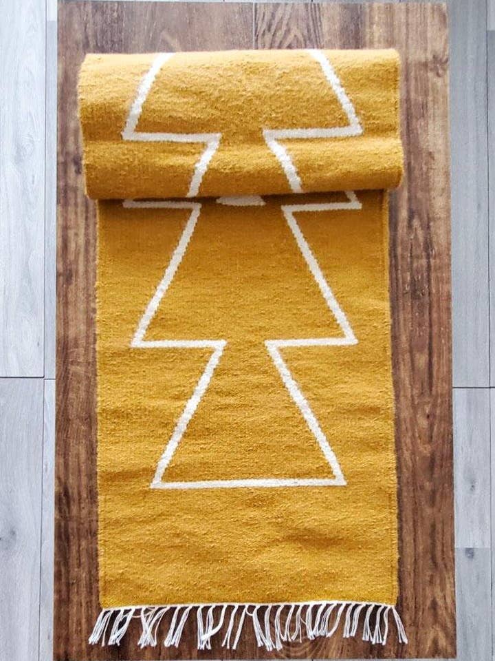 Runner da tavola Mut Mustard | Lana naturale per la vendita all'ingrosso da parte di Mumo Toronto Inc