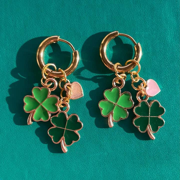 Geluksbrengende Klavertje Vier Gouden Huggie Hoepel Oorbellen met Bedel voor wholesale door Predictable Art