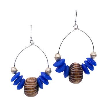Boucles d'oreilles en perles de soucoupe en verre Ashanti bleu océan pour la vente par Cloth & Cord, LLC