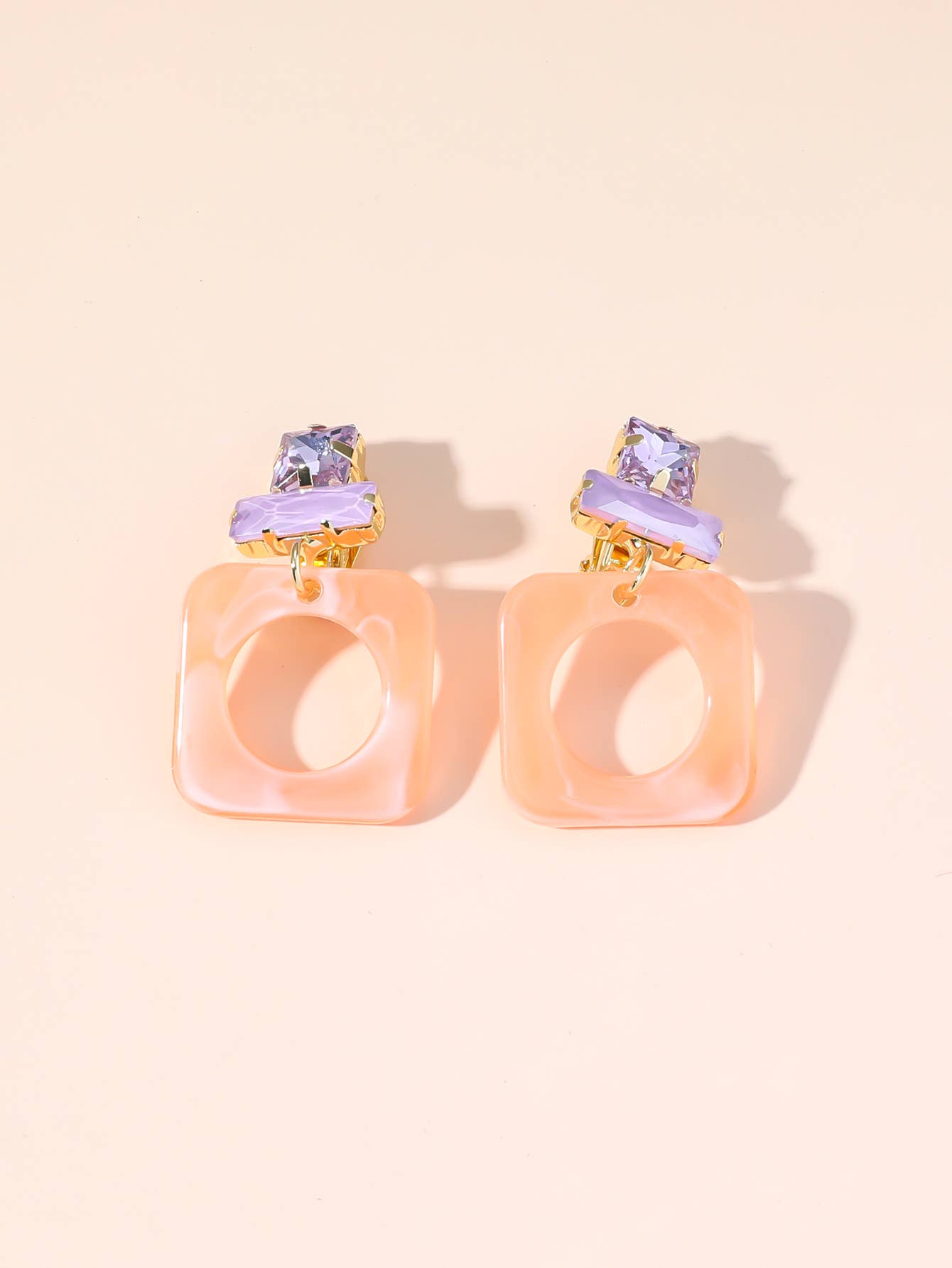 Blossom bijoux – Großhandel Ohrclip – 24PEBOL041 Goldfarbene Clip-Ohrringe aus Metall0