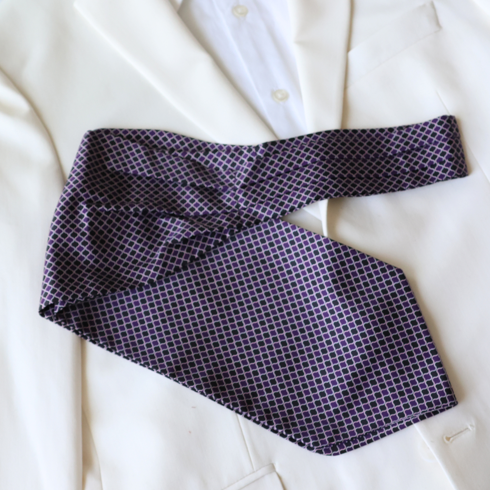 Tie Mood – wholesale Slipsar – Herr – Lila & Svart Ascot Tie2