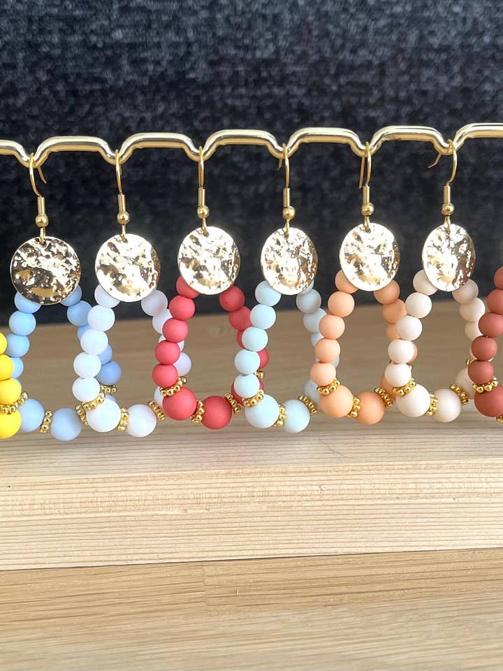 Pendientes de aro HONORINE - gota estilo vintage, dorado y perlas acrílicas de colores para venta al por mayor de Innaya