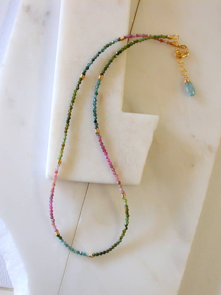 Collana a strati delicata con tormalina. Filo di gemme per la vendita all'ingrosso da parte di Linda Trent Jewelry
