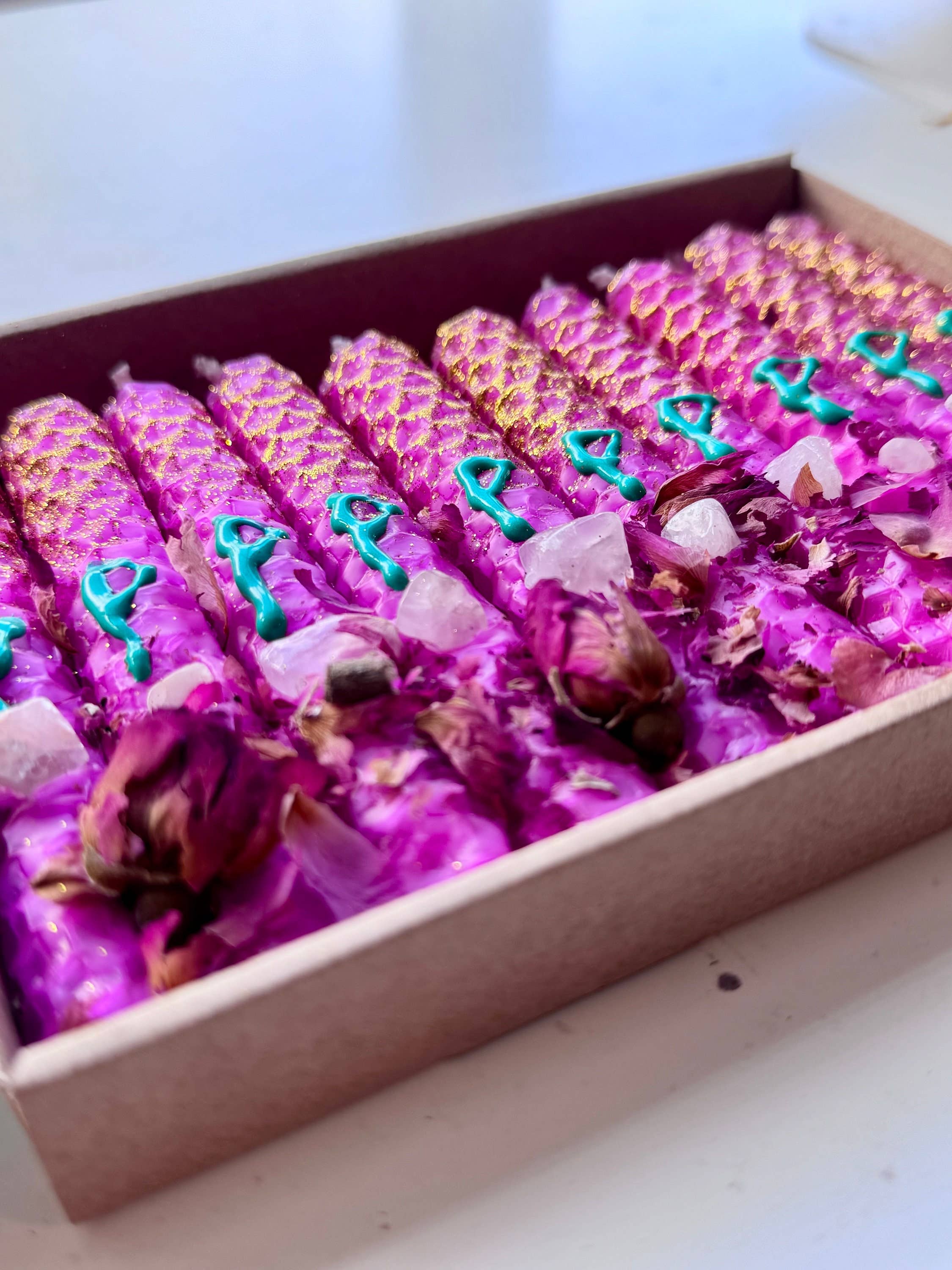 Phoenix Candle Company - Vendita all'ingrosso Candele cilindriche/candelieri - Candele di Lusso in Cera d'Api con Runa, Quarzo Rosa e Glitter2