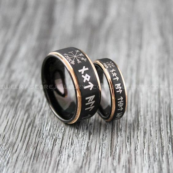 Anillos vikingos para parejas, juego de dos anillos nórdicos con runas grabadas para venta al por mayor de Score Jewelry
