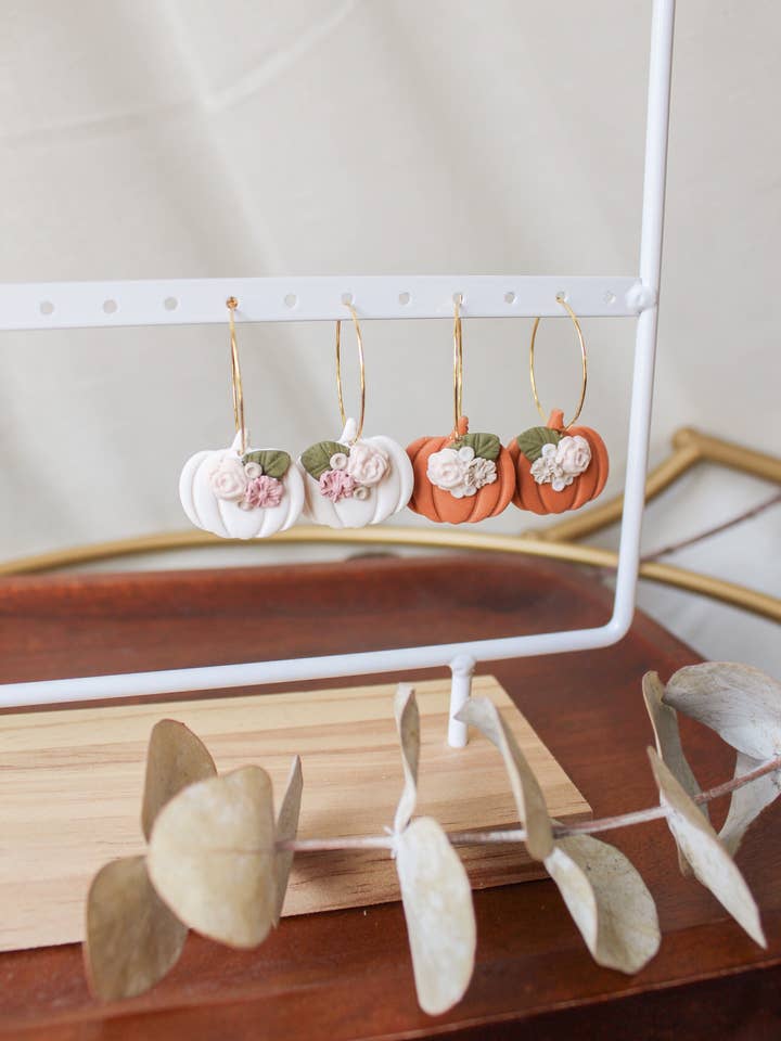 Pompoenringen met bloemen voor wholesale door Indigo Clay Jewelry