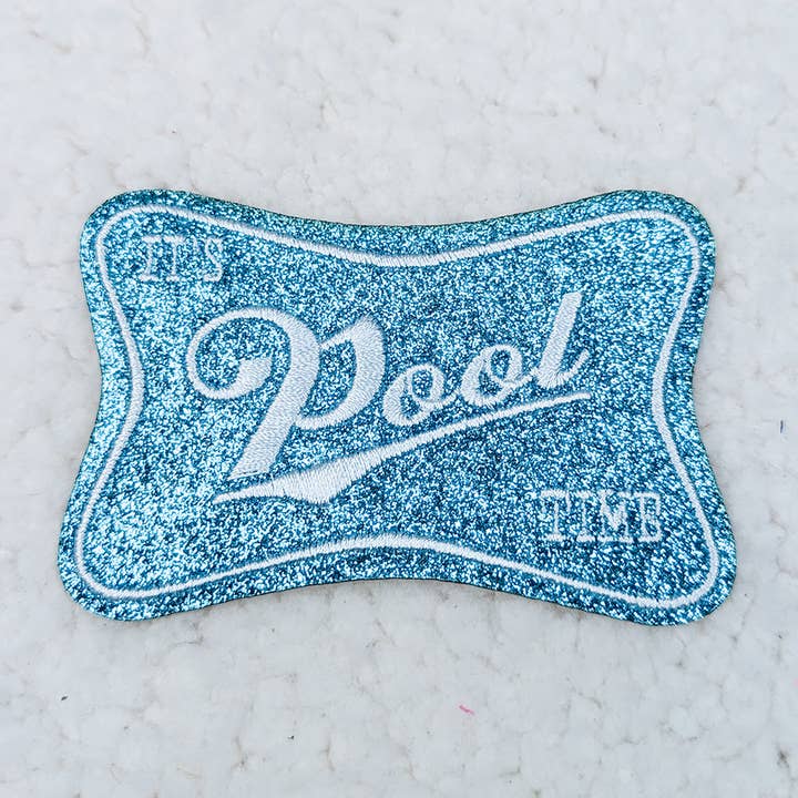 Het is tijd voor het zwembad met geborduurde glitterhoed/ZAKpatch voor wholesale door Trendy Transfers