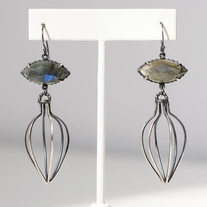 Boucles d'oreilles artisanales en forme de vaisseau avec labradorite pour la vente par Symbology by Alice Scott