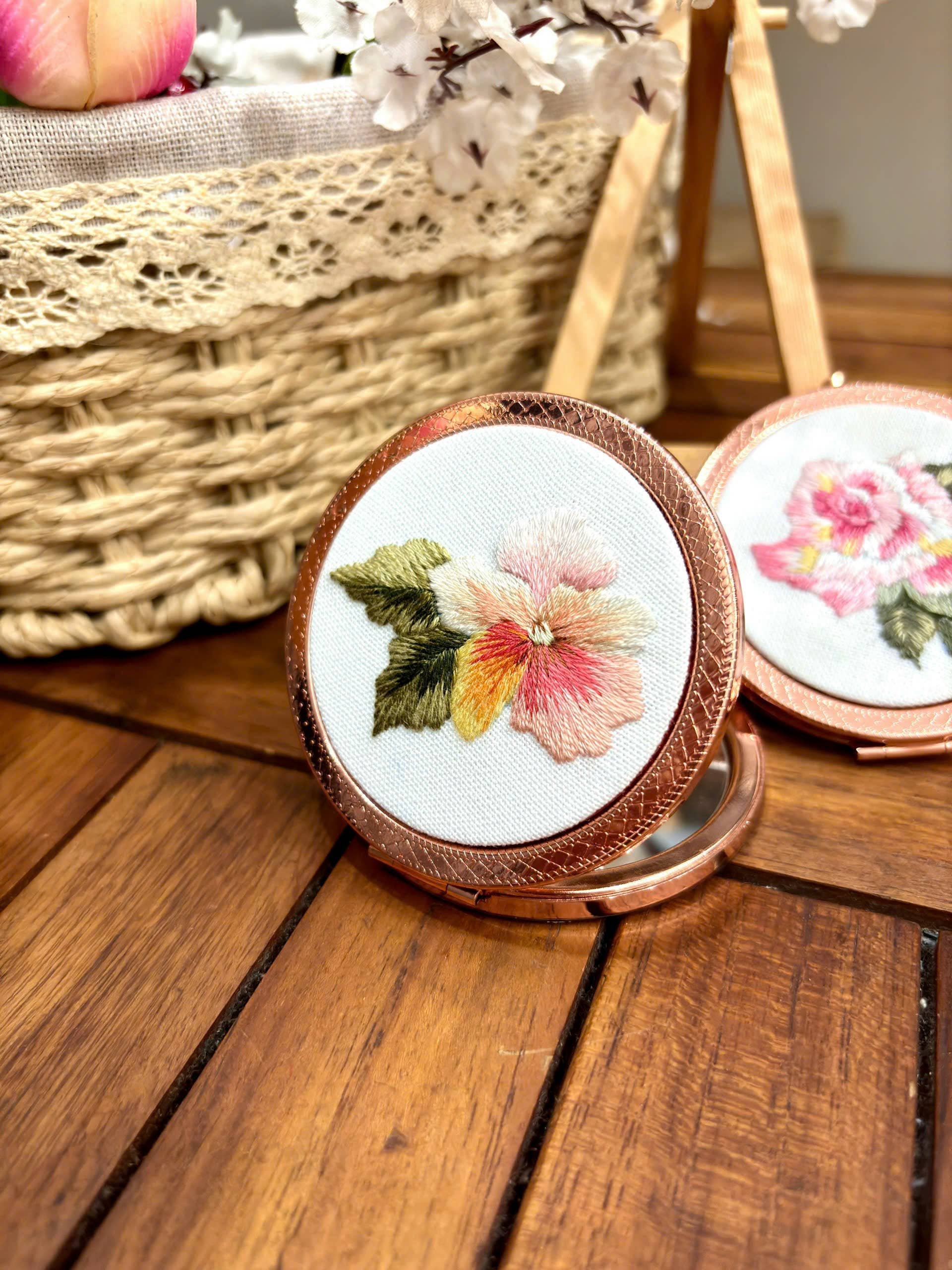 Maple Dream Store – Engroshandel Kompaktspejl – Premium Vintage Blomstret Håndbroderet Lommespejl26