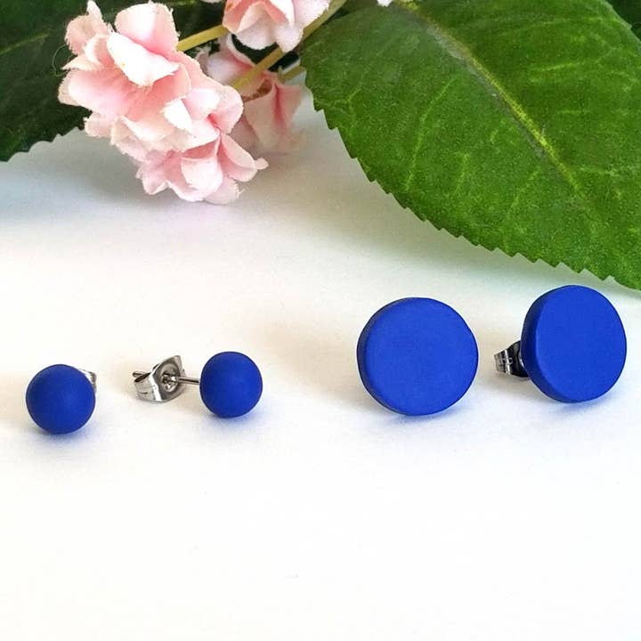 Boucles d'oreilles à tige bleu royal pour la vente par Petra Slay Design