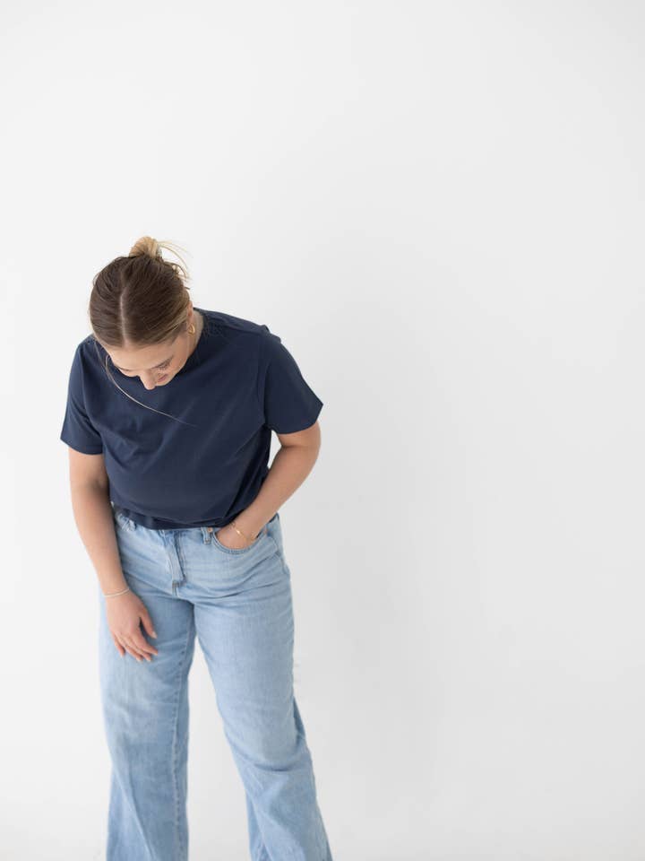 T-shirt pour maman en bleu marine, chemise parfaite, t-shirt classique, t-shirt basique pour la vente par Polished Prints