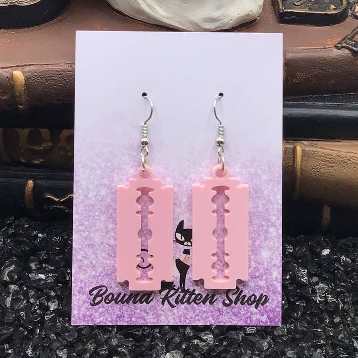 Razor Blade Ohrringe aus rosafarbenem Acryl für den Großhandel von Bound Kitten