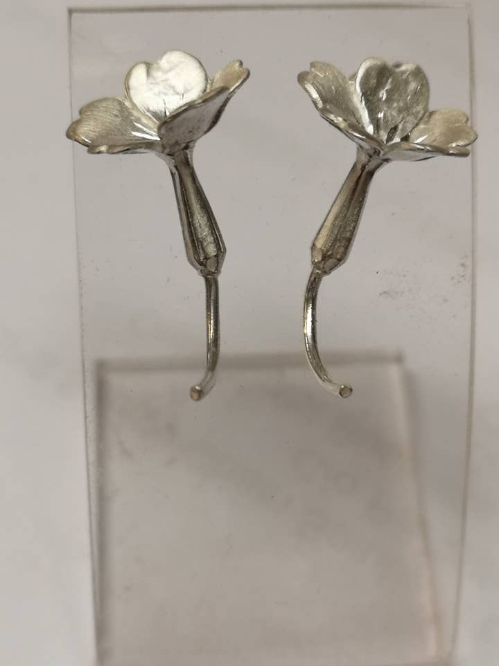 Brincos de prímula feitos de prata por atacado de Andrew O'Dell Jewellery