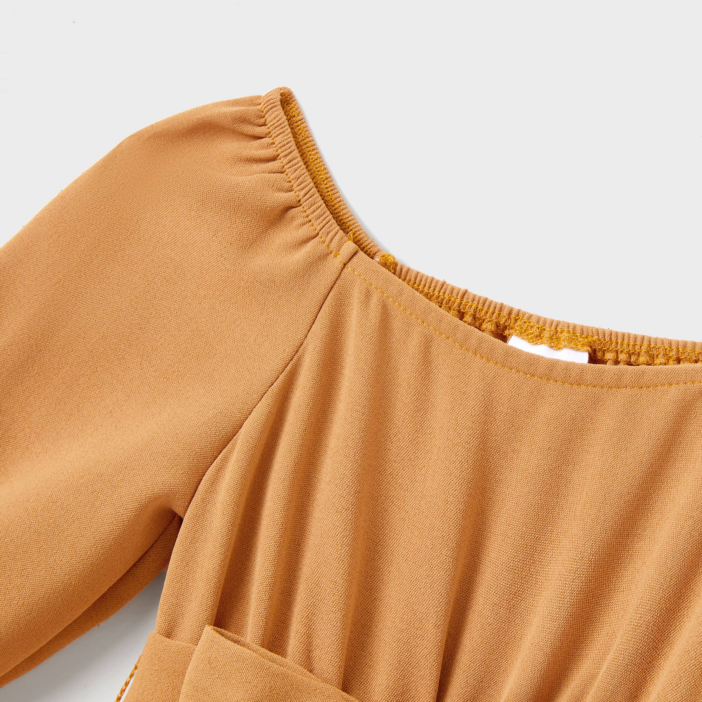 Brun Familjens matchande plagg: långärmad pikétröja och klänning med volangkant för wholesale på Faire10