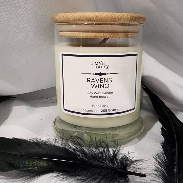 BOUGIE RONDE EN SOJA PARFUMÉE AILE DE CORBEAU 9 OZ AVEC COUVERCLE pour la vente par MVB Luxury