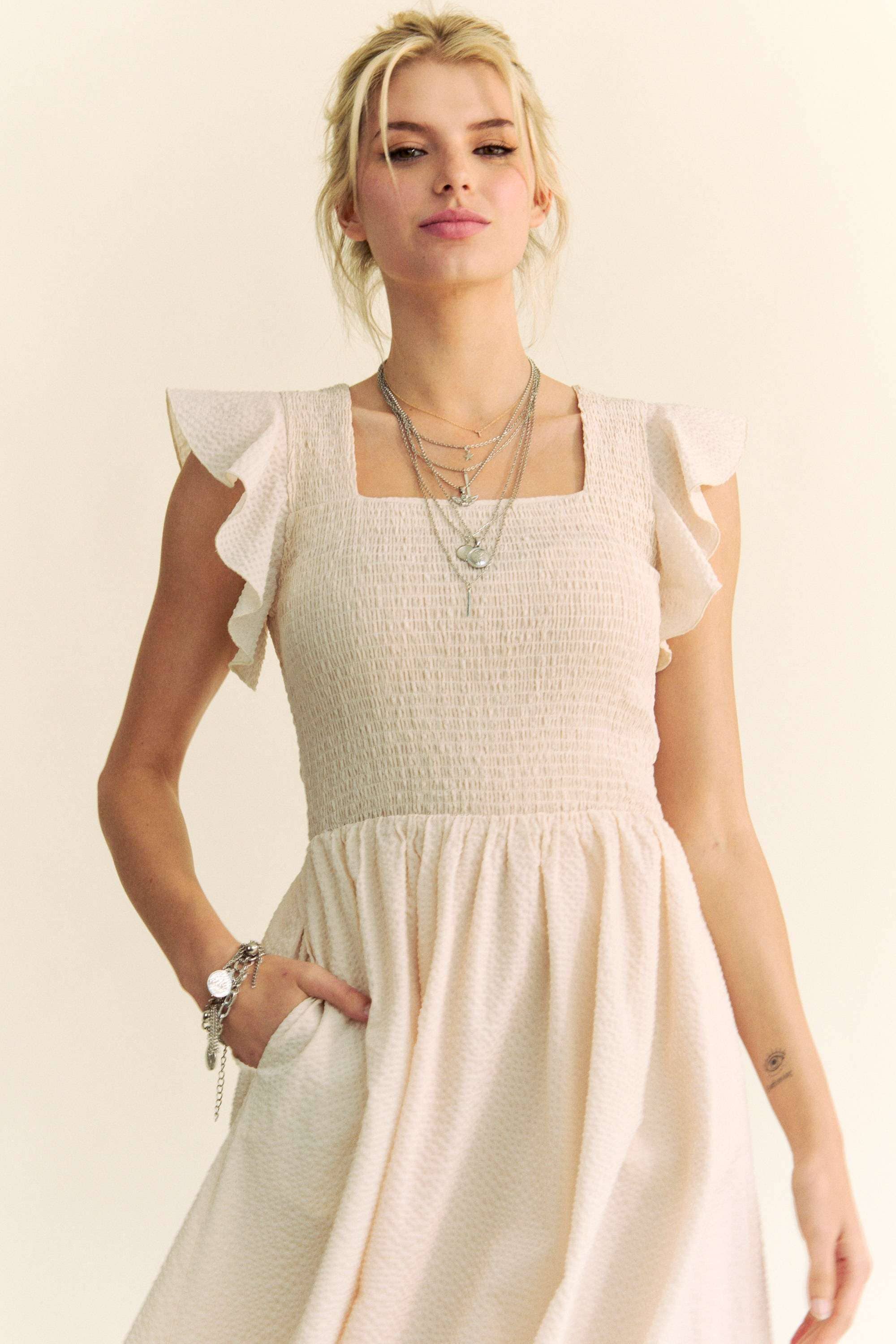 Davi & Dani – wholesale Klänning - Dam – TEXTURERAD VOLANGÄRMAD SMOCKAD MIDIKLÄNNING1