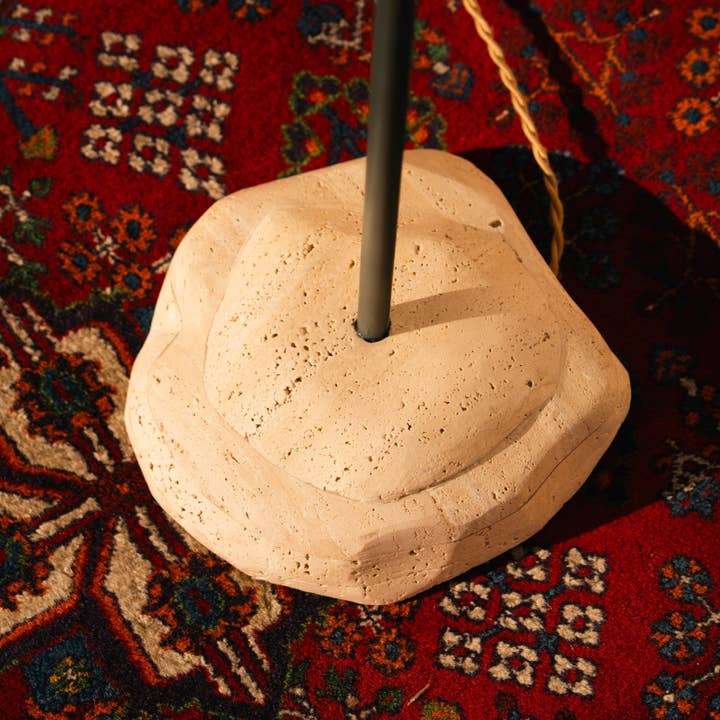Dweller Studio - Wholesale Accent/bureaulamp - Staande lamp met gebeeldhouwde travertin voet