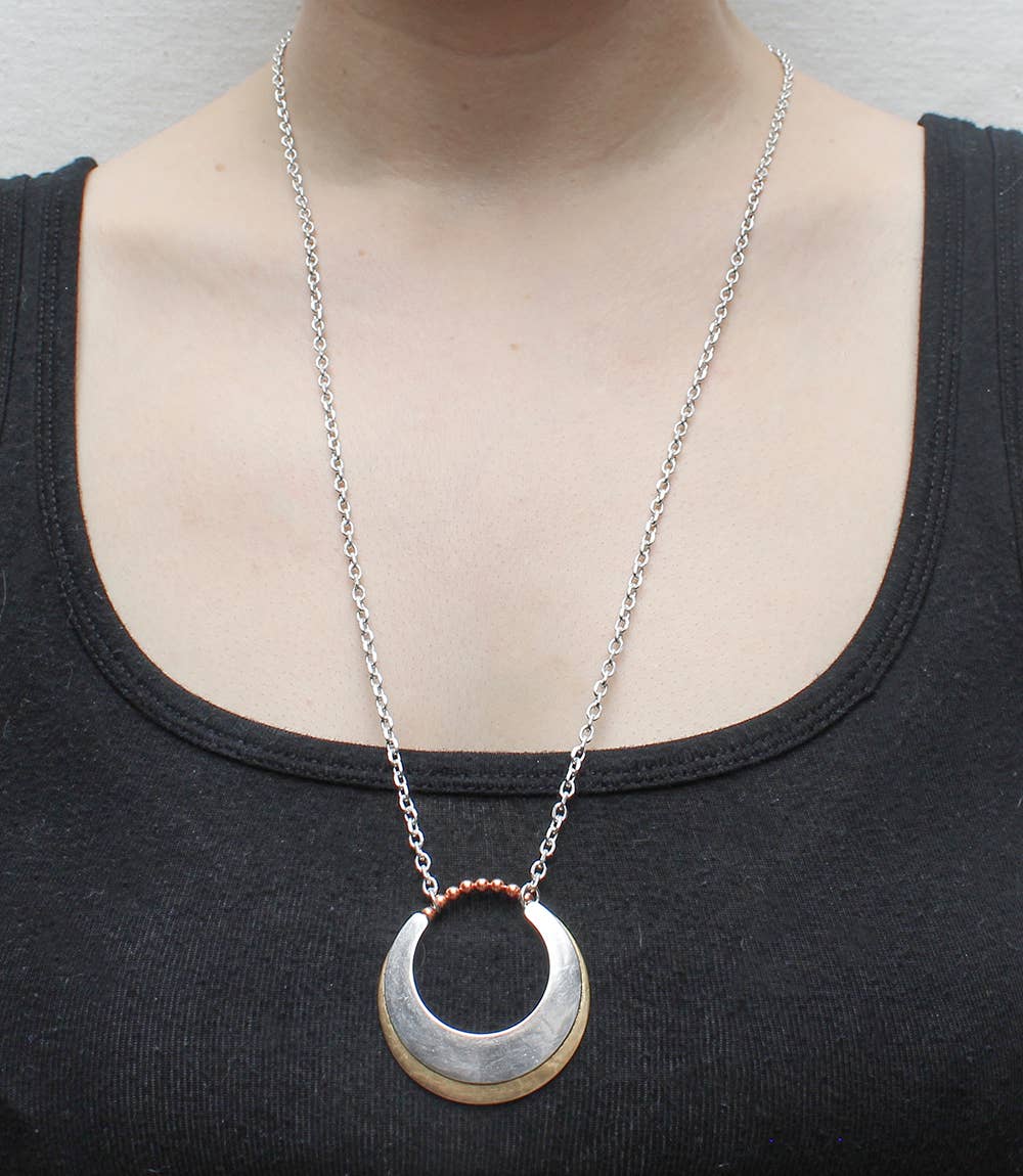 Marjorie Baer - Vente Colliers à pendentif - Collier de grands croissants superposés avec perles1