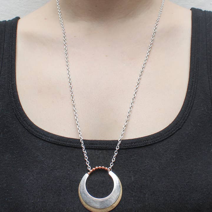 Marjorie Baer - Vente Colliers à pendentif - Collier de grands croissants superposés avec perles1