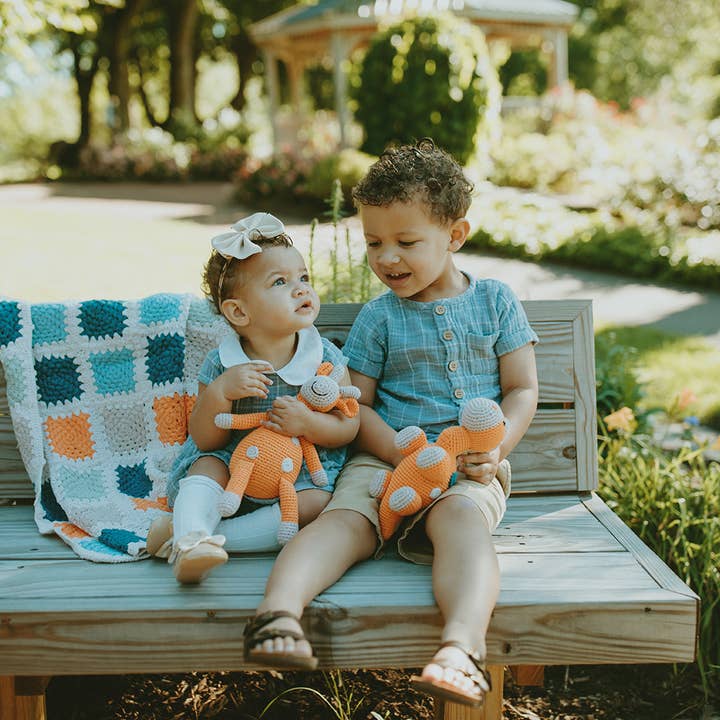 Pebblechild – Engroshandel Rangle - Baby – Hæklet babylegetøj giraf rangle - blød orange1
