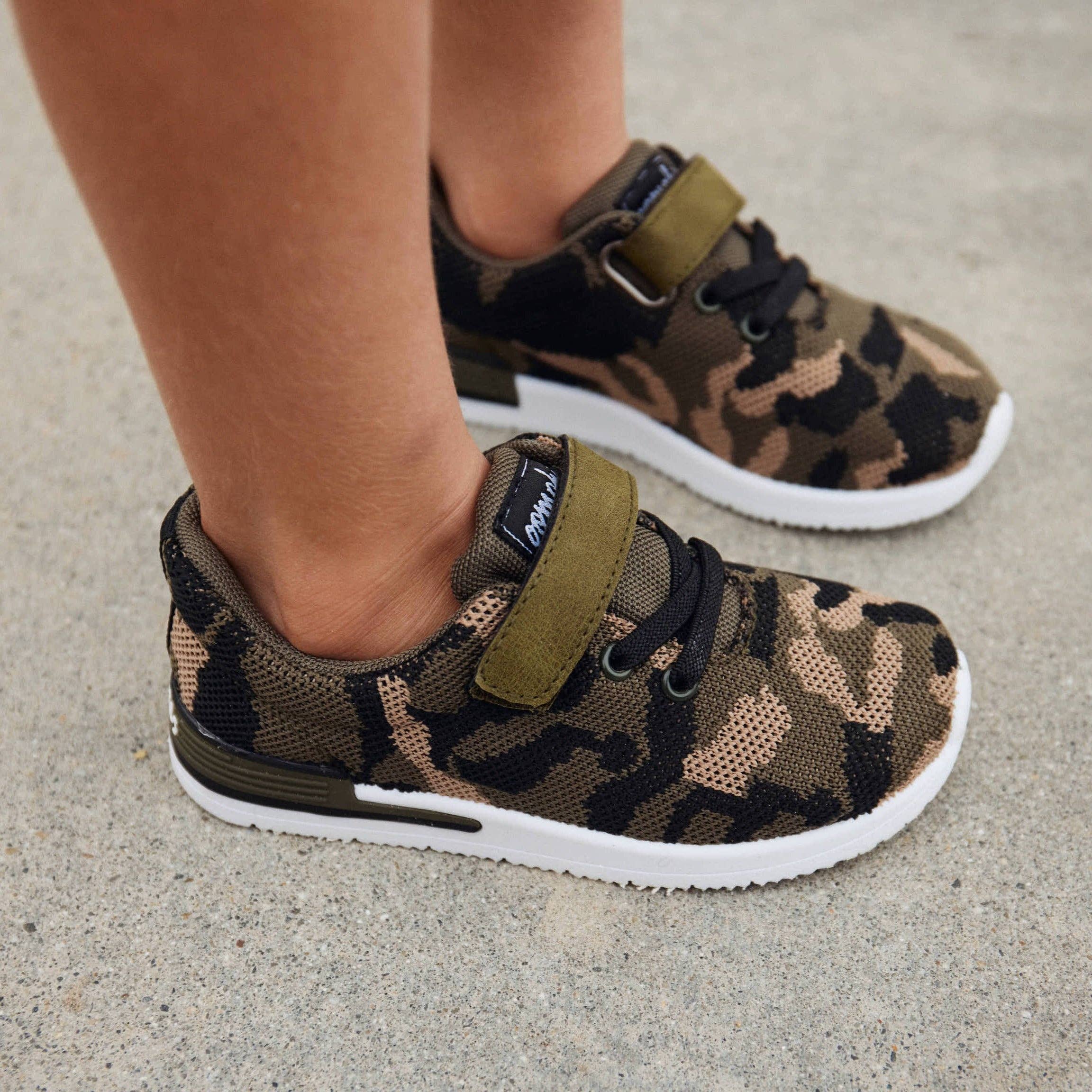 Oomphies - Wholesale Athletic Sneakers - Kids - Wynn Boys Hook & Loop Sneaker3