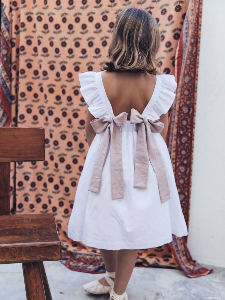 Elastisk vit klänning med volang för wholesale av Nós e Tranças