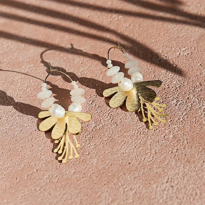 Boucles d'oreilles en laiton à fleurs blanches pour la vente par Kingston Jewellery