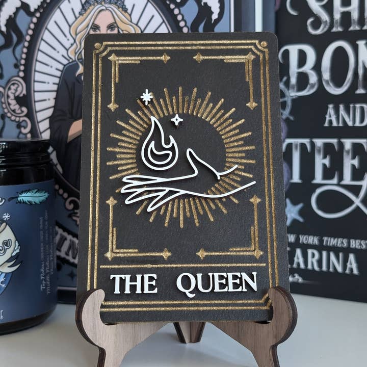 Dronningens Tarotkort | Bogreolskilt for engroshandel hos Quill & Cauldron
