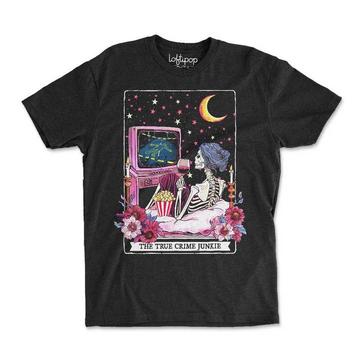 Le T-shirt Squelette Tarot pour les Passionnés de True Crime, Tee Mystique pour la vente par Loftipop