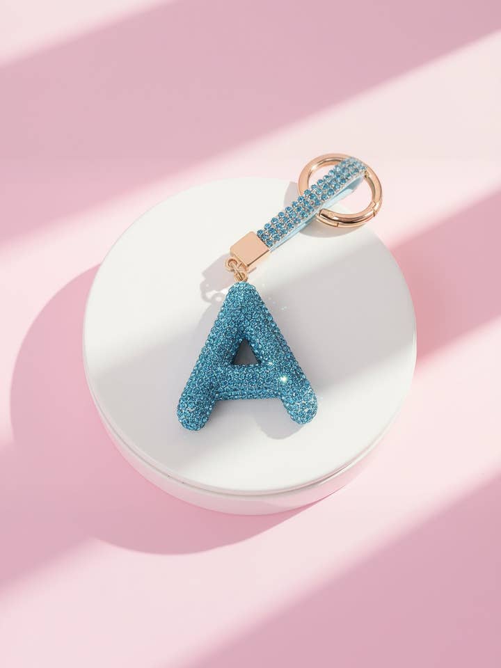 Llavero y Colgante de Bolso con Inicial y Cristal Azul para venta al por mayor de Arya Jewellery Wholesale