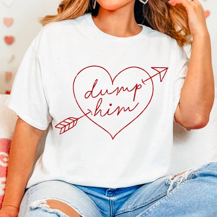 Gia Gifts Boutique - Vente T-shirt à imprimés – femme - T-shirt graphique Dump Him Arrow Heart pour la Saint-Valentin 0