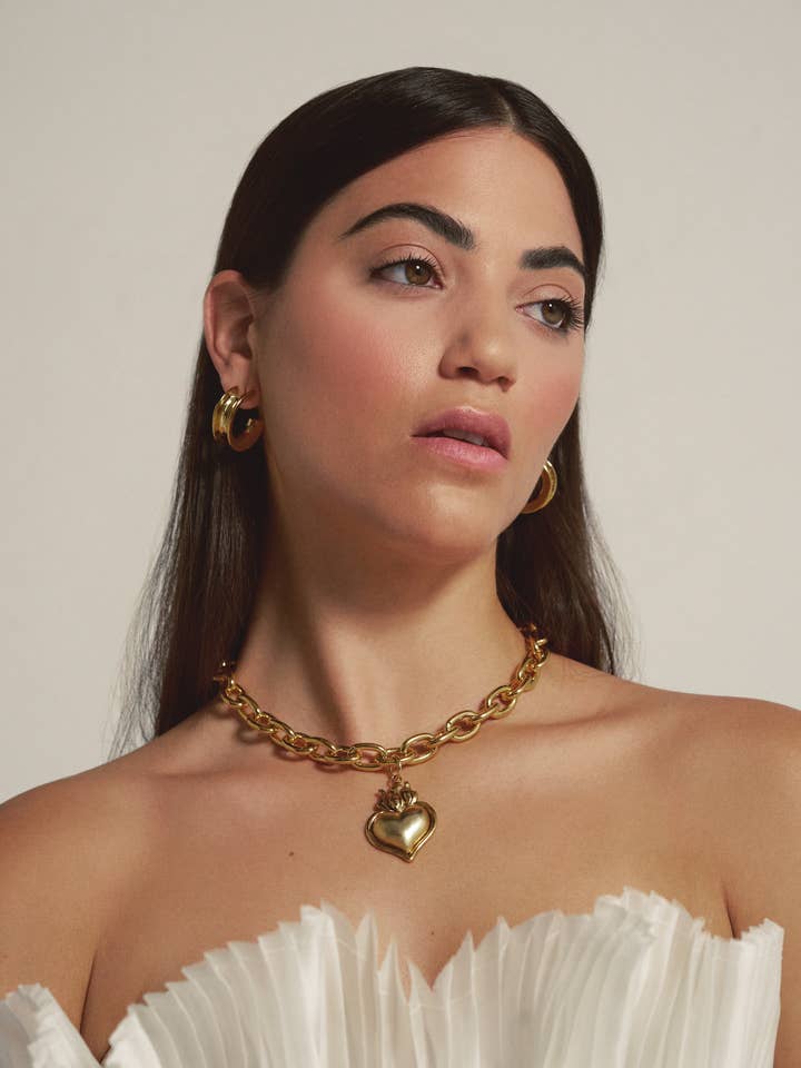 Collier en forme de cœur lisse avec grosse chaîne en or pour la vente par LOVARD