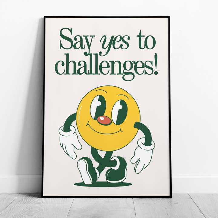 Gele Glimlach Zeg Ja tegen Uitdagingen - Opgerolde Poster Wandkunst Print voor wholesale door House Prints