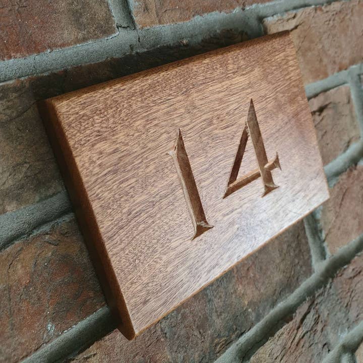 Personligt Premium Sapele trähusnummer - 19cmX 14cm för wholesale av The House nameplate company