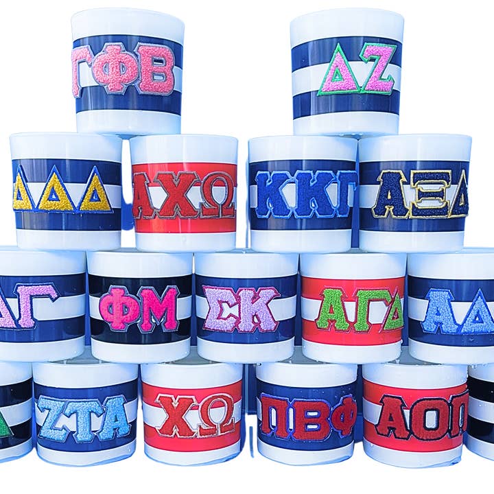 Bougies en forme de lettres grecques Sorority avec écusson en chenille pour la vente par Color Shout