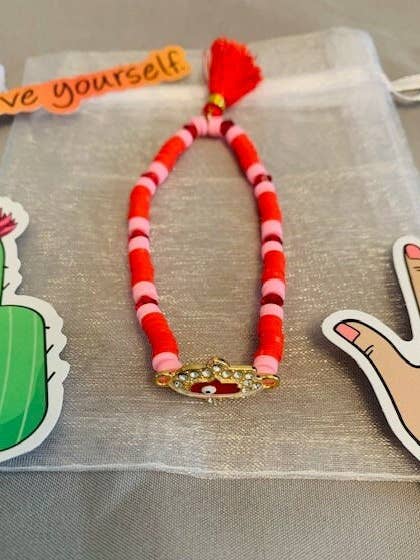 Bracelet à breloques Hamsa Hand pour adulte pour la vente par Whitney & Willow Collection