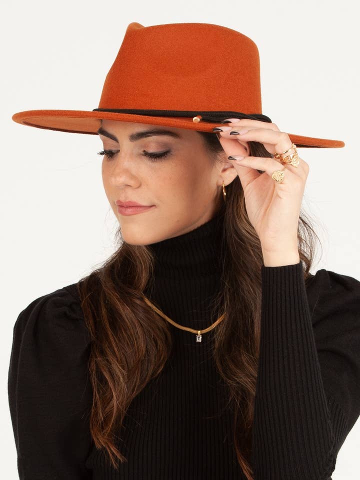 Veganer Rancherhut in Rost mit schwarzer Kordel und goldener Spitze für den Großhandel von Lucca Couture