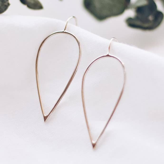 Orecchini a goccia MyPower per la vendita all'ingrosso da parte di Finders and Makers