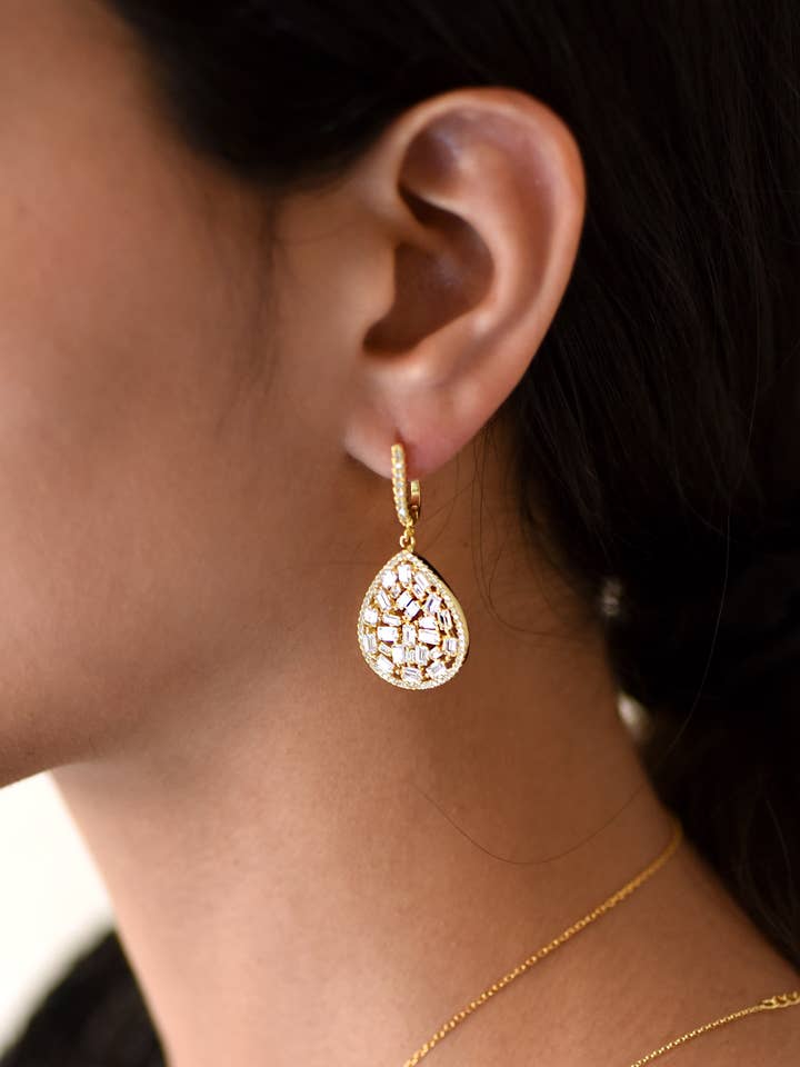 Boucles d'oreilles en forme de larme Baguette CZ pour la vente par FELIX Z DESIGNS