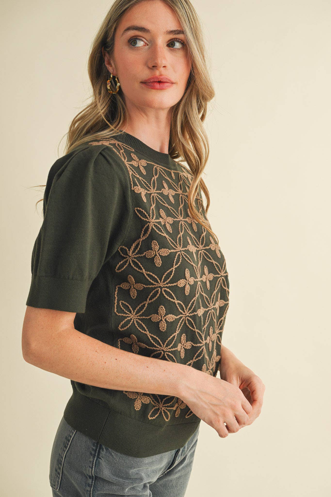 &MERCI - Wholesale Knit Sweater - Women's - SHORT PUFF SLEEVE EMBROIDERY FRONT SWEATER MSW1083242