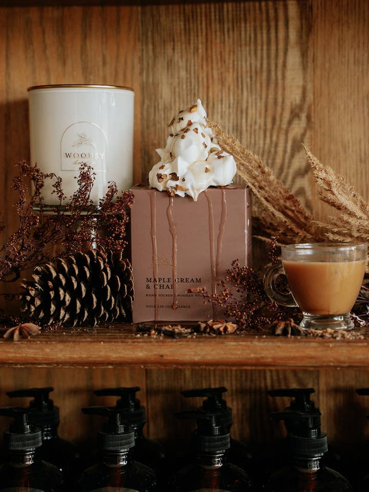 Vela de Tapa Dorada de Crema de Arce y Chai & Caja Boutique para venta al por mayor de Woodsy Homelife