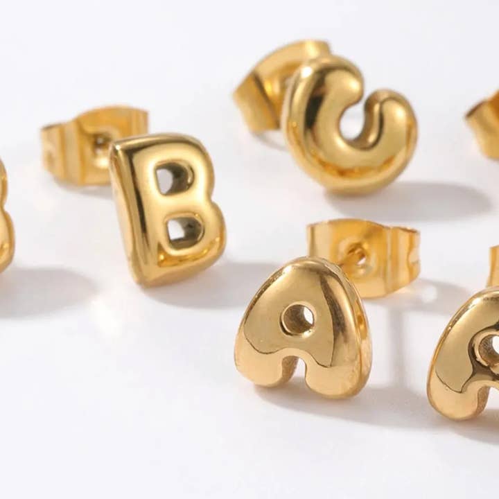 Gelbgold Bubble Letter Mini Ohrstecker mit Buchstaben aus 18K Goldstahl für den Großhandel auf Faire30