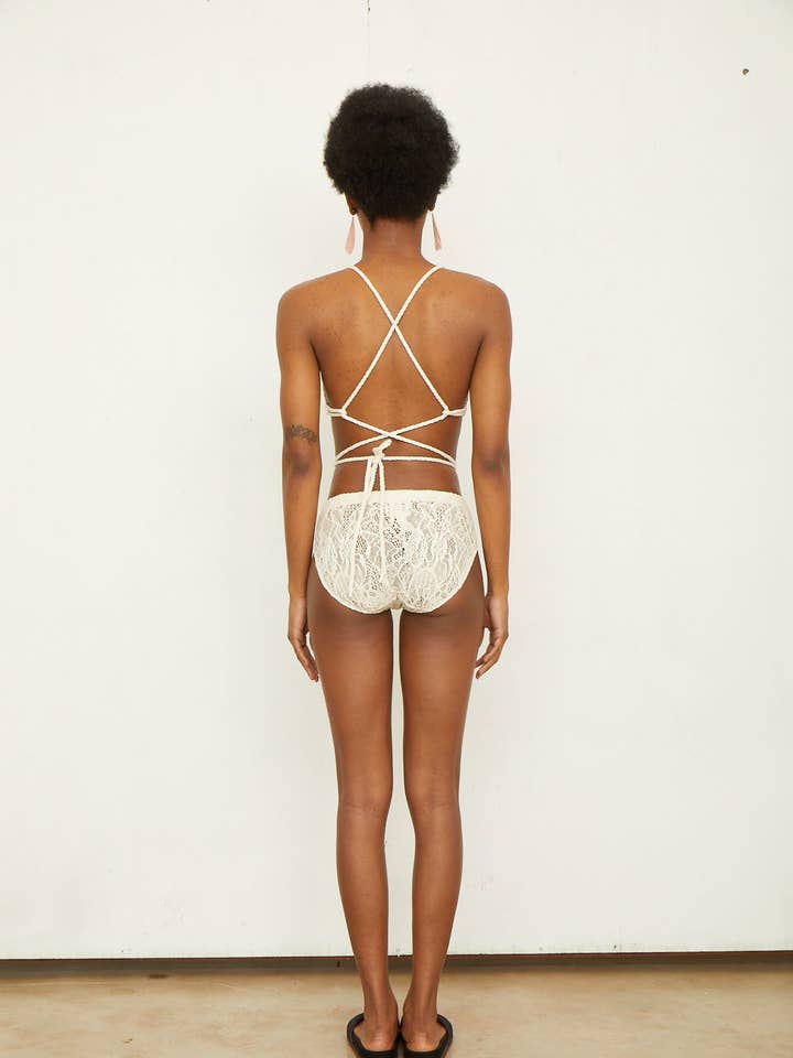 Slip a fianchi alti in pizzo elasticizzato in acero per la vendita all'ingrosso da parte di Marina Leight Atelier