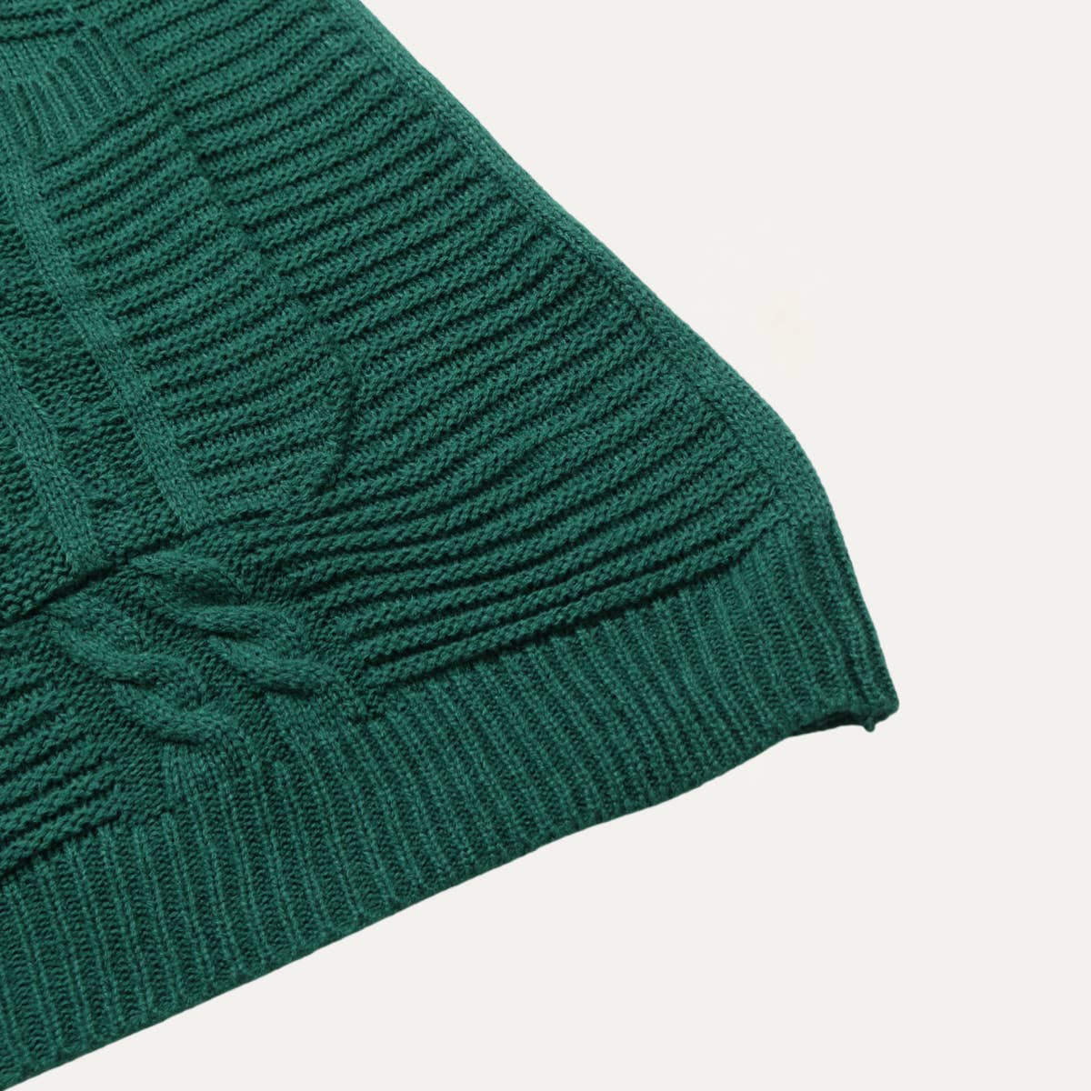 Verde cazador suéter de punto trenzado con detalles de perlas verdes navideñas de venta al por mayor en Faire6