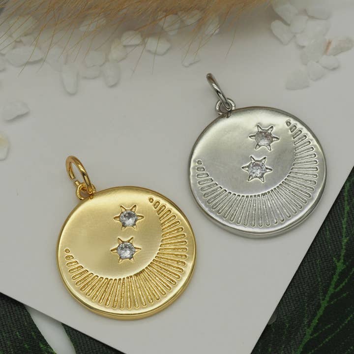 CZ Cresent Månen Stjärna På Runda Mynt Charm, Sku #Z1442 för wholesale av BestBeads&Beyond
