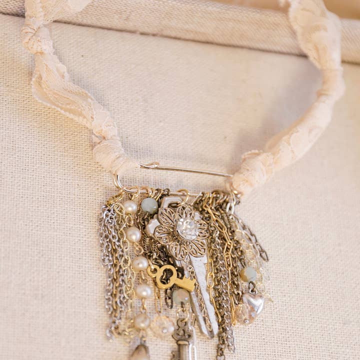 Nøgleringe vintage blonde Halskæde for engroshandel hos Libby Story, Inc.