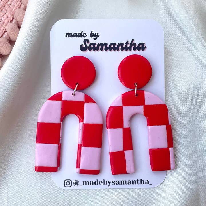 Dangly polymer lera båge formade rosa och röda örhängen för wholesale av Made By Samantha