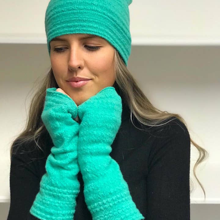 JBK Hut und Fäustlinge Set in Macaw Green für den Großhandel von Janet Byrne Knitwear