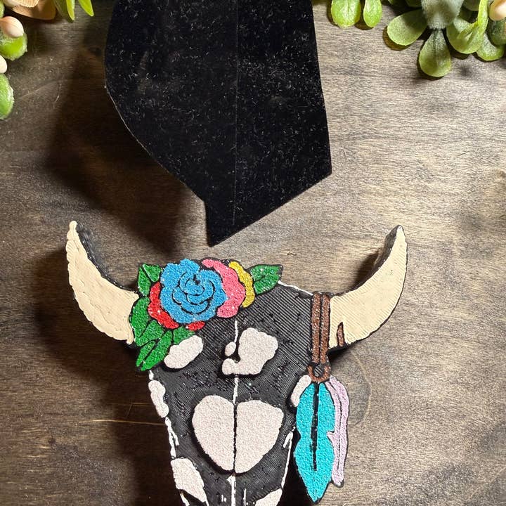Tête de bouvillon imprimée vache avec fleurs pour la vente par Lil Bit Sassy Lush Co